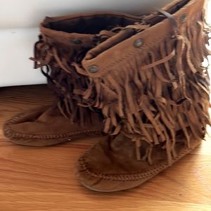 Size 3 moccasin boots with fringe